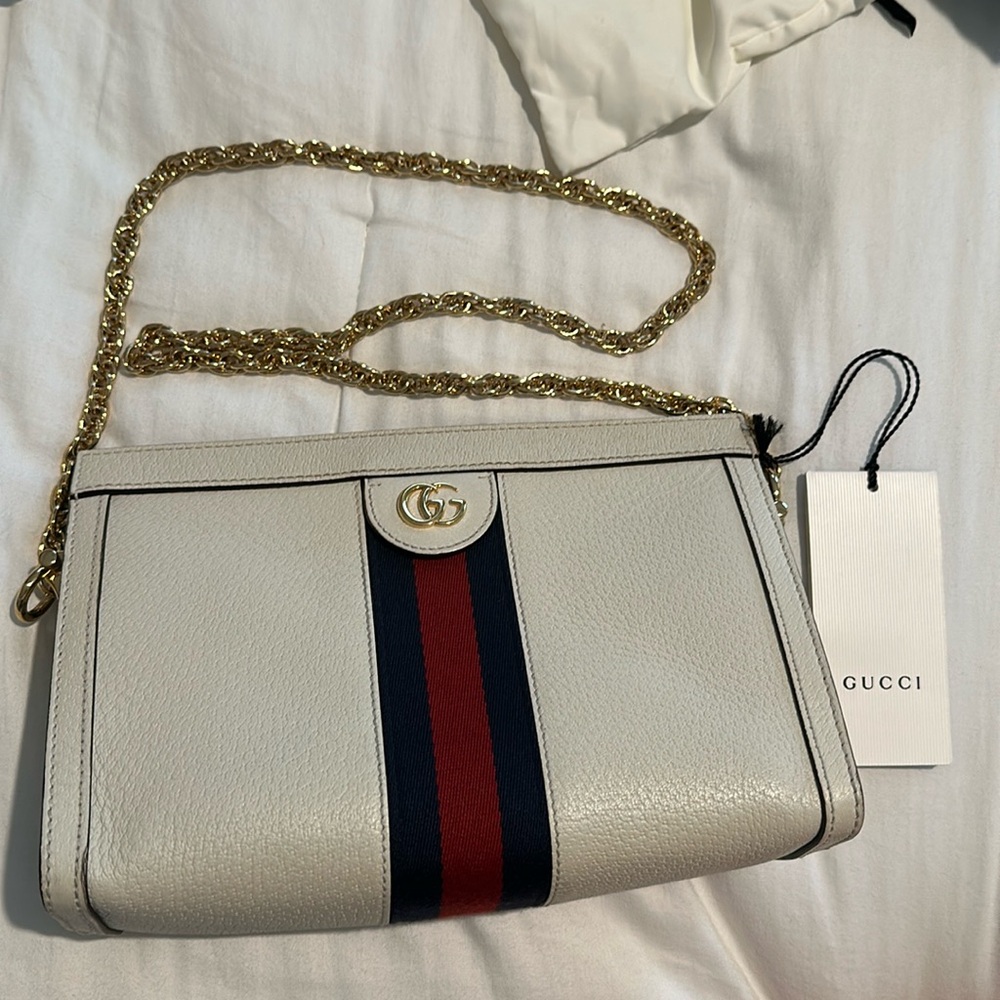 White leather Gucci bag, It comes with an additional leather crossbody strap.
